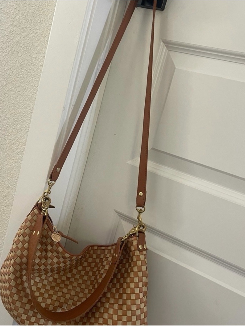 Clare V Moyen Messenger bag woven checker tan & cream - Picture 4 of 11